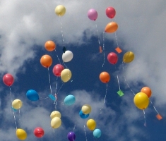 bunte ballons am himmel