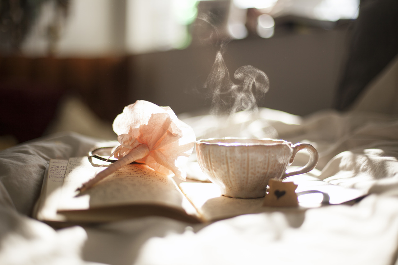 teetasse und tagebuch mit stift