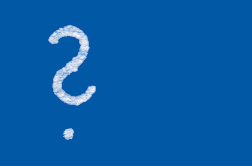 Fragezeichen am blauen Himmel